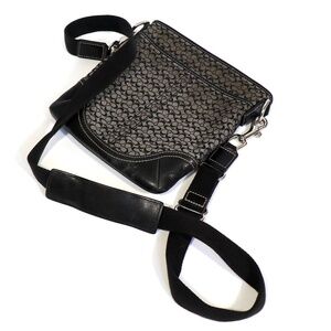 Coach mini signature Swingpack crossbody bag